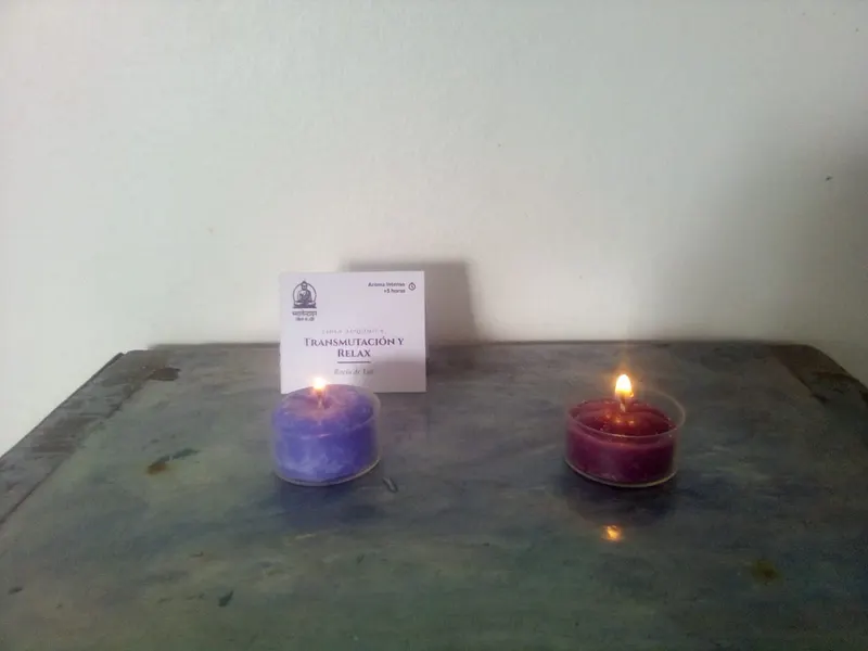 Las dos velas recién encendidas, la de la Línea Alquímica a la izquierda