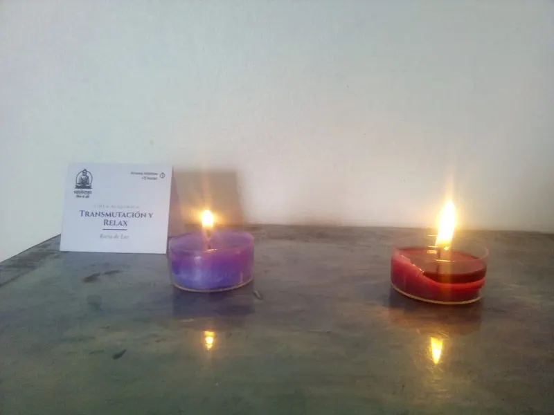 Las dos velas encendidas a la hora